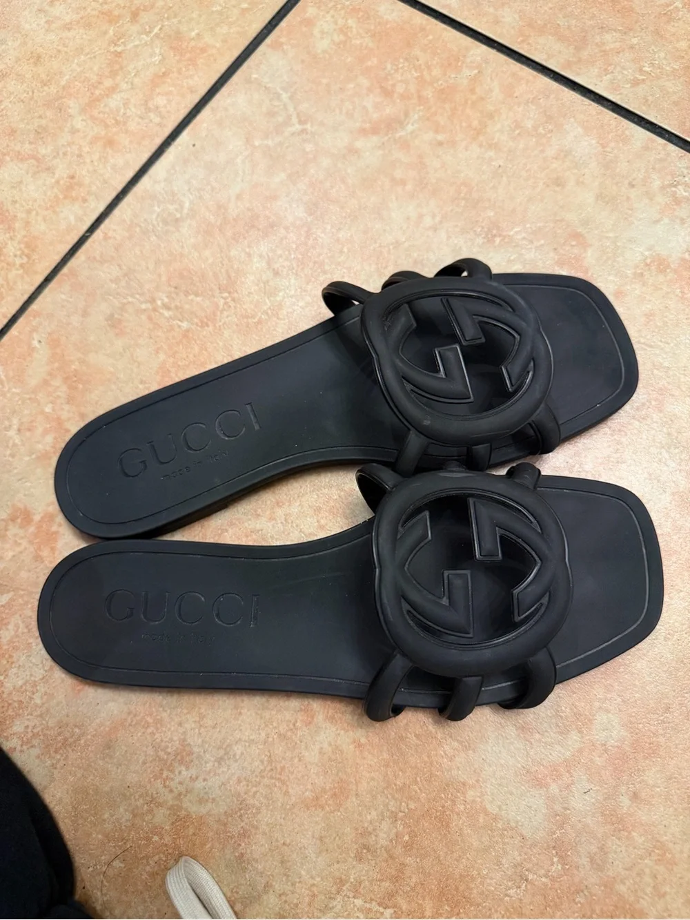 Gucci Black Rubber Interlocking G Slide Sandals - Picture 3 of 4